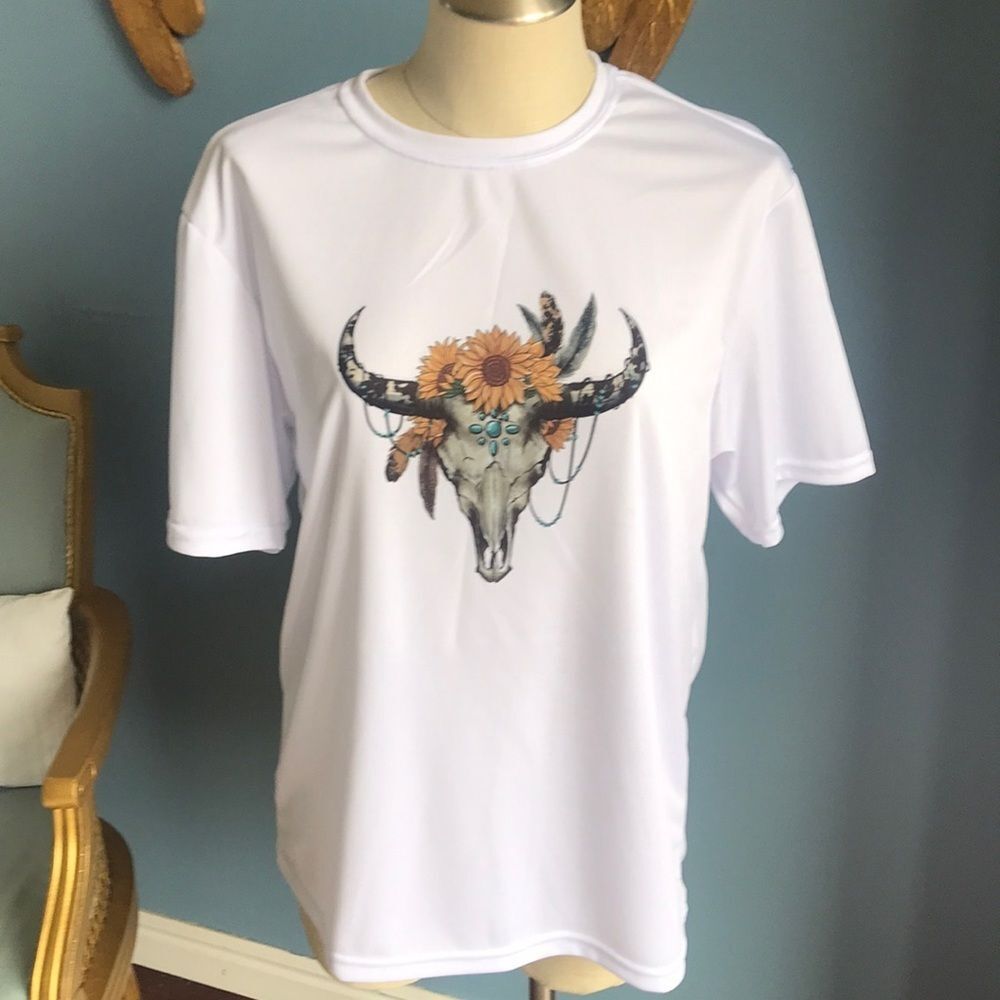 NWT white short sleeves t-shirt. Western cowgirl cow skull rodeo sunflowers Sz M